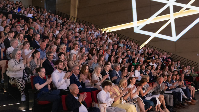 Fred Dott - Graduiertenfeier im Juni 2025