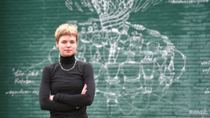 Chiara Welter berichtet. Portraitfoto von Chiara Welter, Studierende des Masters Kulturwissenschaften: Kritik der Gegenwart – Künste, Theorie, Geschichte
