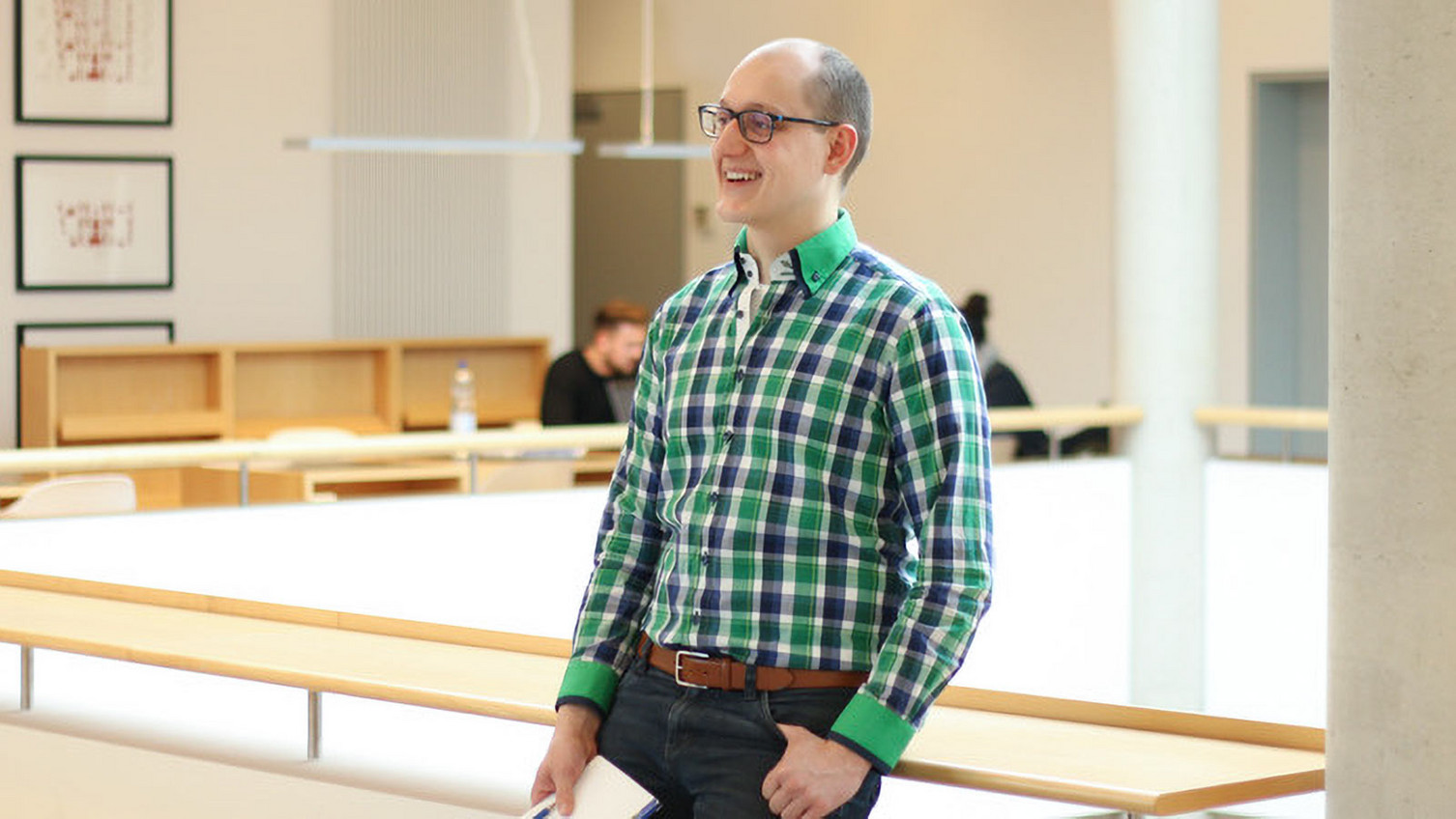 Bastian Hagmaier im Arbeitsbereich der Bibliothek der Leuphana Universität Lüneburg Studierende im Portrait: Bastian Hagmaier