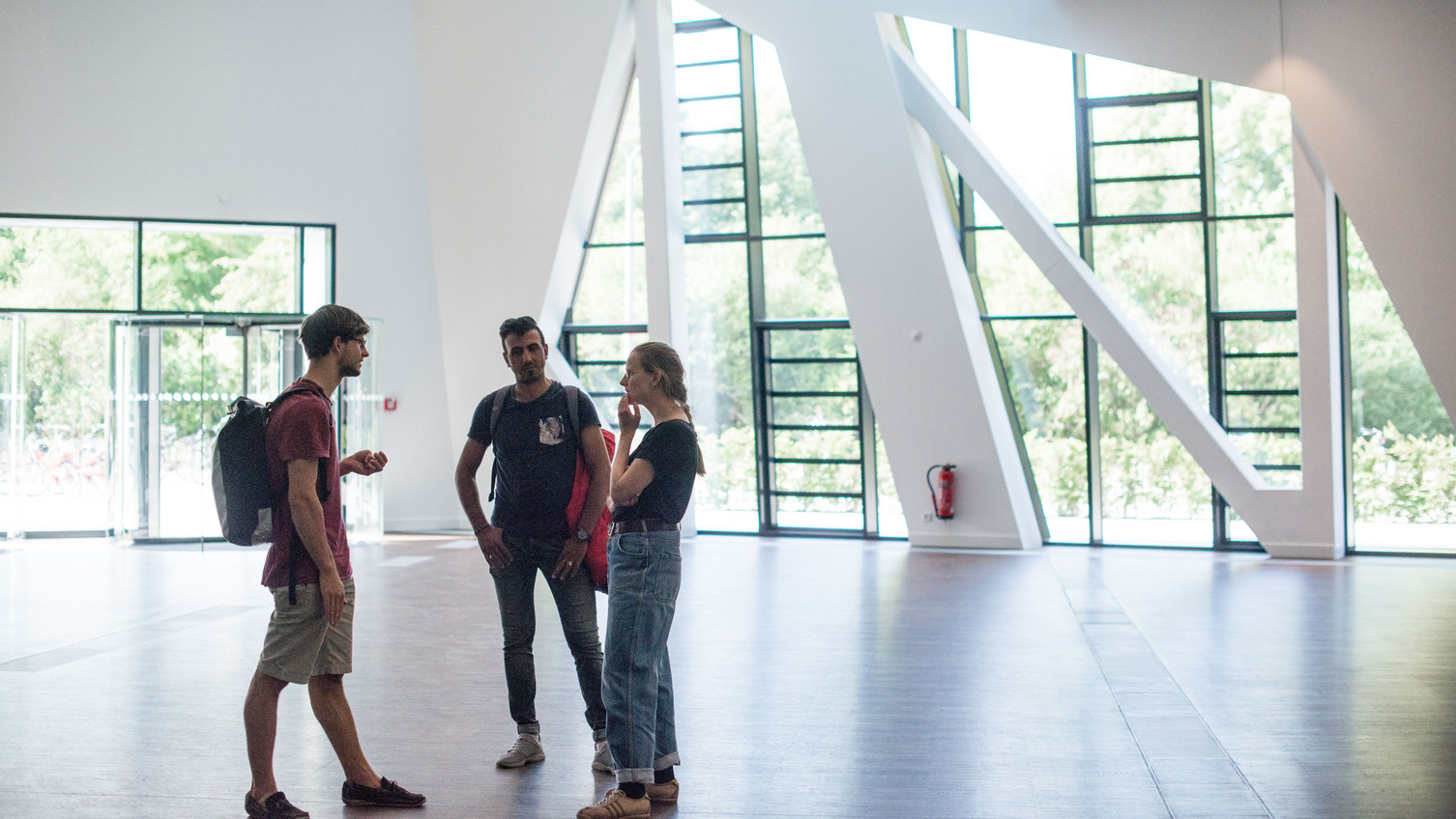 Studierende unterhalten sich im Foyer des Zentralgebäudes Studierender unterhalten sich im Foyer des Zentralgebäudes.