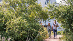 Studierende_auf_dem_Weg_ins_Biotop