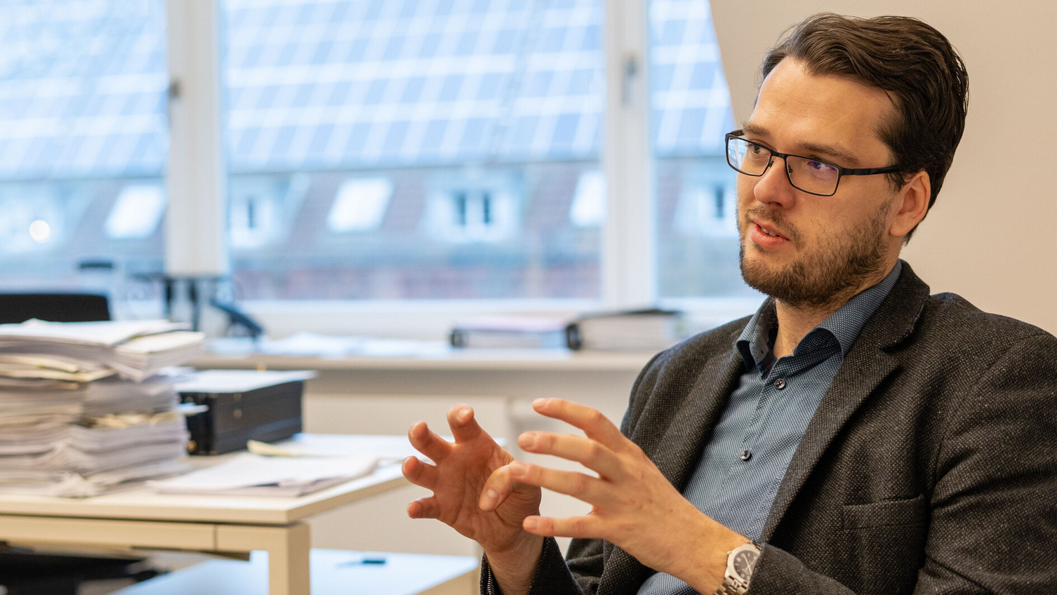 „Nach dem kapitalmarktorientierten „Environmental, Social- & Governance“-(ESG)-Konzept sollen Ökologie, Soziales und „gute“ Unternehmensführung gleichwertig einbezo-gen werden. Das ESG-Konzept verdeutlicht, dass soziale und umweltbedingte Nach