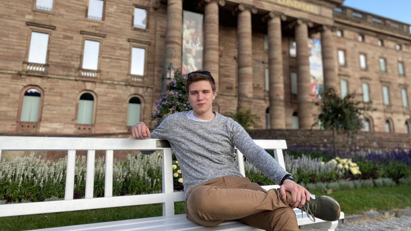 Philip Zander, Student des Masters Management & Engineering, sitzend auf einer Bank