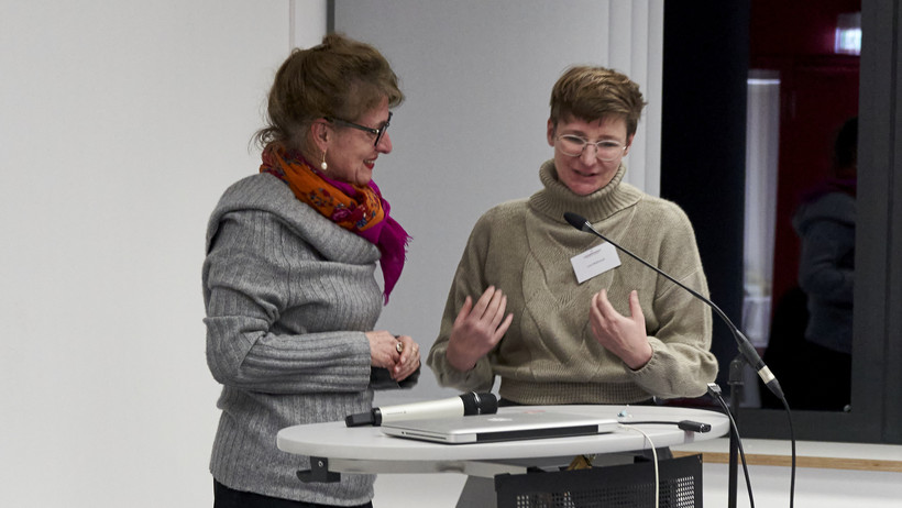 Beate Söntgen und Liza Mattutat während des Workshops