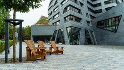 Holzstuehle vor der Leuphana Universitaet Lueneburg