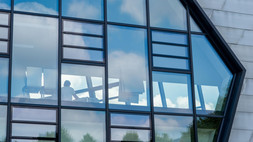 zg_belebt_II_jmu1337 Blick von außen in einen Seminarraum des Zentralgebäudes