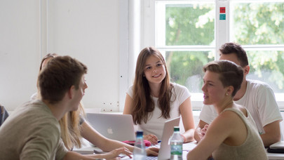 Studierende bei der Seminararbeit