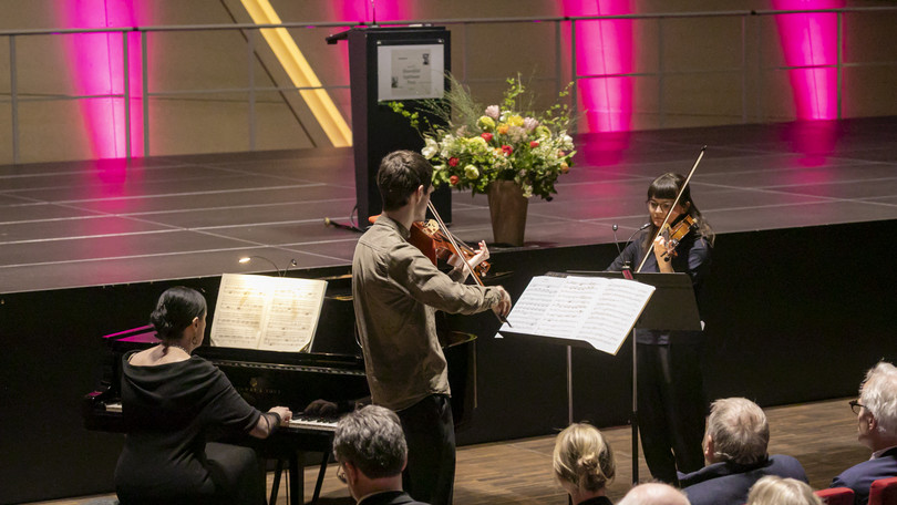 Ein Trio, welches über den Artist Booking Service angefragt wurde, durfte den Hosenfeld-Szpilman-Preis 2025 musikalisch unterstützen