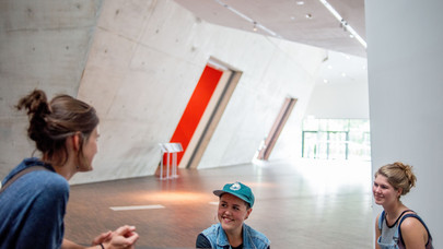 Studierende spielen Klavier im Foyer des Zentralgebäudes