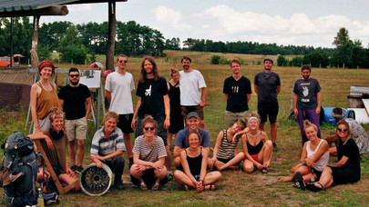 Gruppenfoto des Organisationsteams des Festivals auf einer Wiese in der Heide