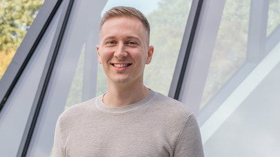 Alumnus Björn Schubert in front of the Leuphana central building