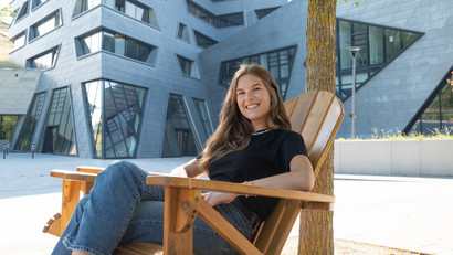 Portraitfoto von Paula Muche, Studierende des Masters Kulturwissenschaften: Medien und Digitale Kulturen