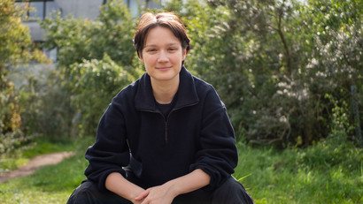 Antonina Kovačević berichtet. Portraitfoto von Antonina Kovačević, Studierende*r des Masters Cultural Studies: Culture and Organization