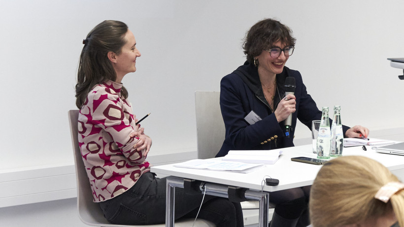 [Translate to Englisch:] Amelie Buchinger und Orit Halpern bei der Diskussion