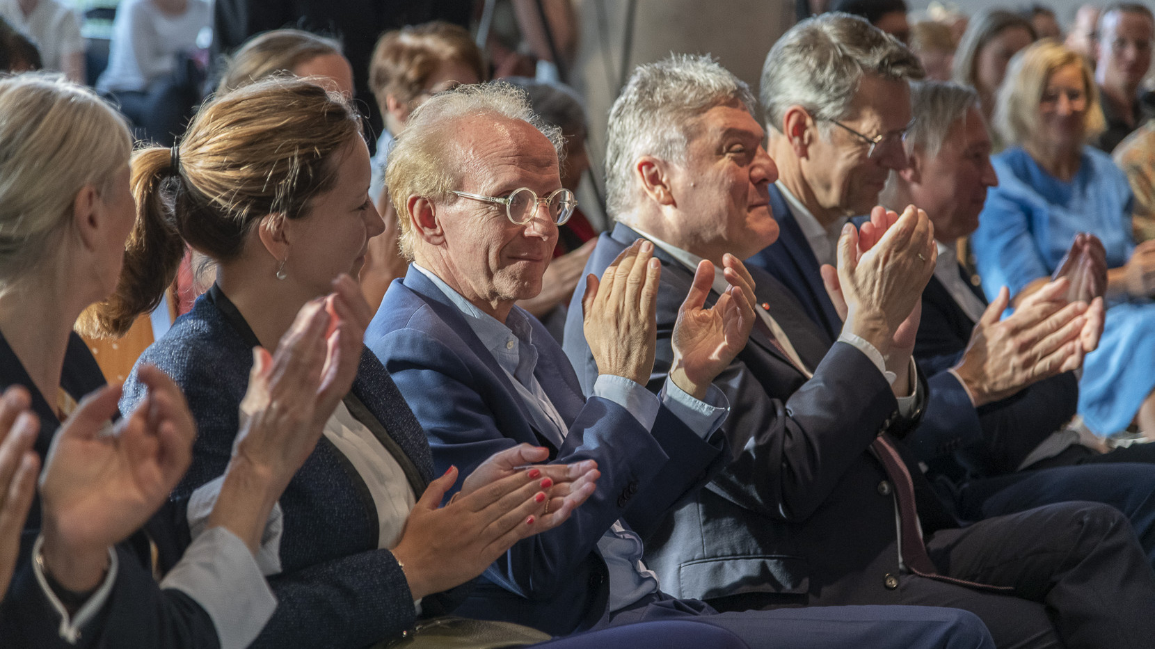 [Translate to Englisch:] Feierliche Eröffnung: Jule Schachtner, Bürgermeisterin der Stadt Lüneburg, Joachim Schachtner, Staatssekretär im Ministerium für Wissenschaft und Kultur, Georg Schütte, Generalsekretär der Volkswagenstiftung, Erich Hörl, Vizepräsident für Forschung und Direktor des LIAS, and Susanne Leeb, Direktorin des LIAS 