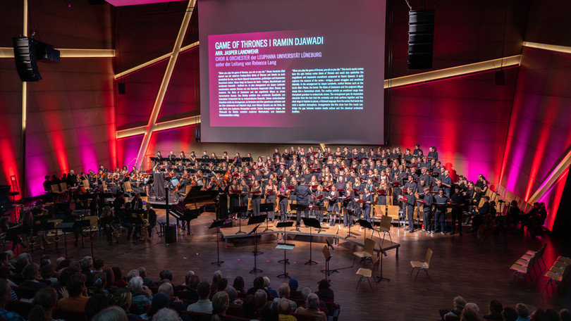 Leuphana Orchester und Chor bei ihrem gemeinsamen Auftritt beim Semesterabschlusskonzert im Januar 2025