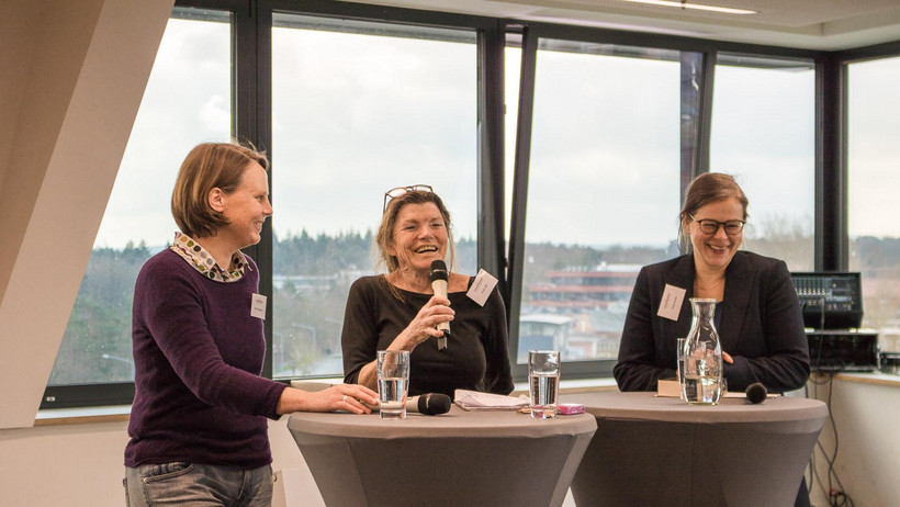 Tierärztin Anita Idel (Mitte) stellt die Gäste, Vicky Temperton (links) und Tanja Busse (rechts) vor