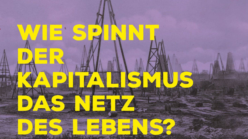 Foto des Blicks auf die Pumpbetriebe an der Wietze. Darauf der Text "Wie spinnt der Kapitalismus das Netz des Lebens?" 