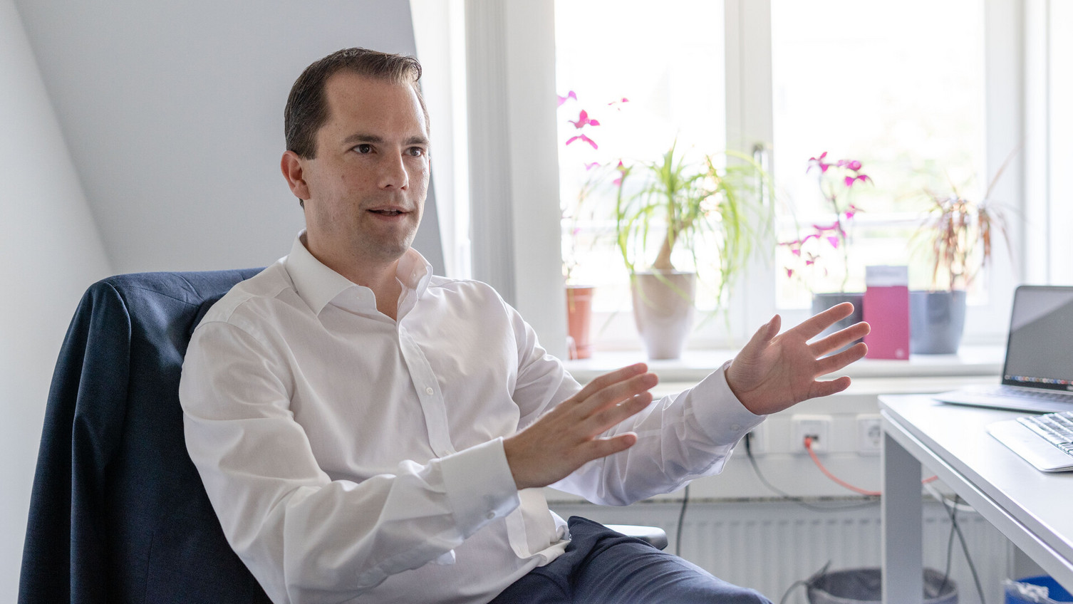 "We meet with start-ups, students or founders and offer platforms where, for example, entrepreneurs, cultural workers or representatives from education can meet to network and help each other," says overall project manager Prof. Dr. Paul Drews, "knowledge