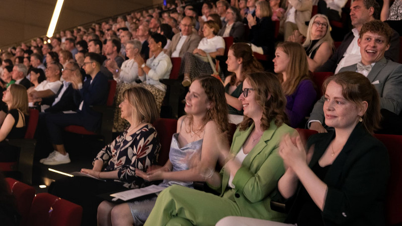 Fred Dott - Graduiertenfeier im Juni 2025