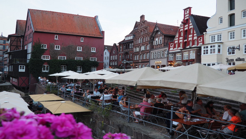 Die Flaniermeile am Stint in der Innenstadt von Lüneburg.