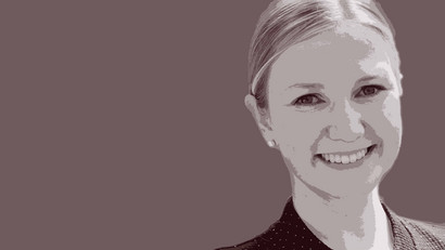 Theresa Pleye berichtet im Podcast. Portraitfoto von Theresa Pleye, Alumna des Masters Management & Sustainable Accounting and Finance