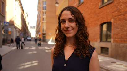 Portraitfoto von Diana Kral, Alumna des Masters Kulturwissenschaften: Medien und Digitale Kulturen