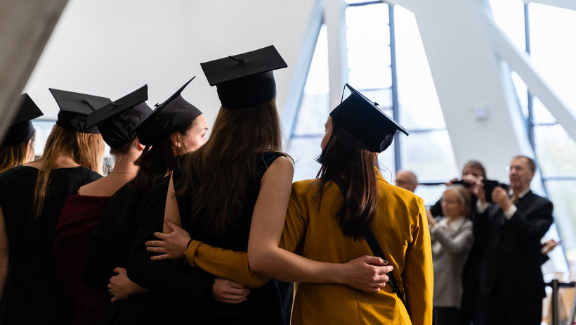 Absolventinnen der Leuphana Universität im Zentralgebäude