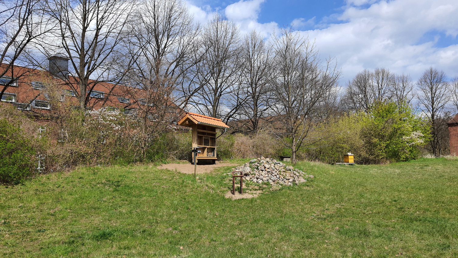 Insektenhotel und Lesesteinhaufen im Biotopgarten
