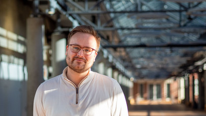 Silas Kißmer, Student des Masterprogramms Rechtswissenschaft, im Hörsaalgang der Leuphana Universität Lüneburg