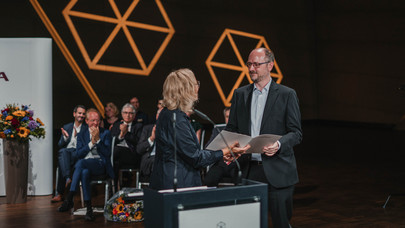 Marcus Pietsch mit VP Forschung Susanne Leeb