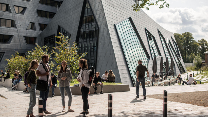 Studierende vor dem Zentralgebäude