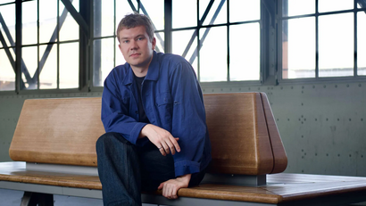 Nikolas Geier berichtet. Portraitfoto von Nikolas Geier, Alumnus des Masters Kritik der Gegenwart