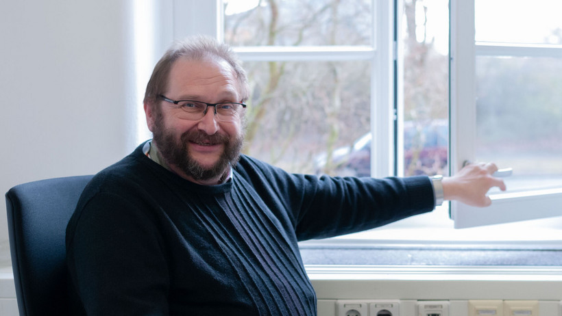 Klaus-Ulrich Guder in front of a window in building 14