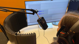 Studierende macht Tonaufnahmen im Videostudio der Bibliothek