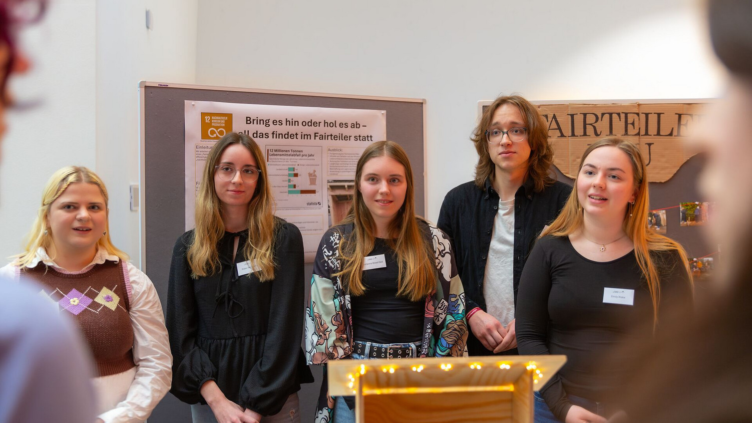 Die Erstsemester-Studierenden Beeke Kröger, Rieke Neumann, Johanna Bösel-Ded, Vincent Poersch und Emily Riske berichten anderen Studierenden von ihrem Projekt "Fairteiler".