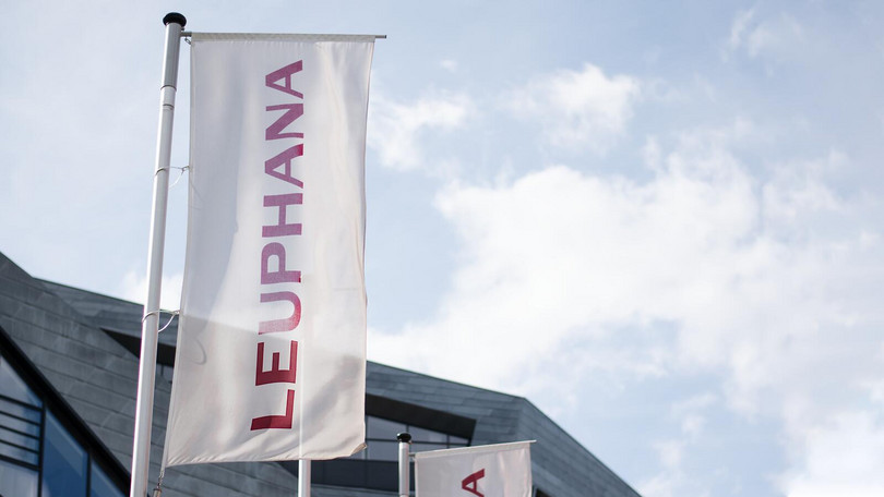 Fahne vor dem Zentralgebäude