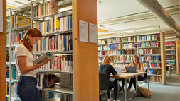 Studierende der Leuphana Universität in der Bibliothek