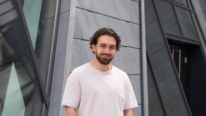 Danial Mousavi berichtet. Portraitfoto von Danial Mousavi, Studierender des Masters Management & Engineering