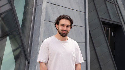 Portrait photo of Danial Mousavi, student of the Masters Management & Engineering