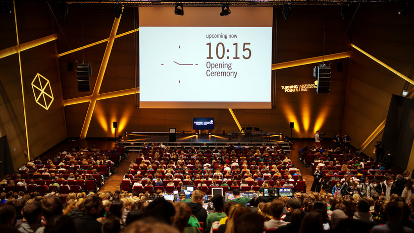 Fast 1000 Studierende warten im Auditorium darauf, dass die Eröffnungszeremonie der Opening Week beginnt