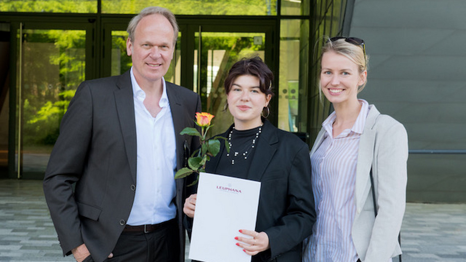 Stipendiatin Olivia Kusch mit Herstellungsleiter Kai Pegel und Daniela Behns bei der Urkundenverleihung im Mai 2024. // Fotograf: Enno Friedrich