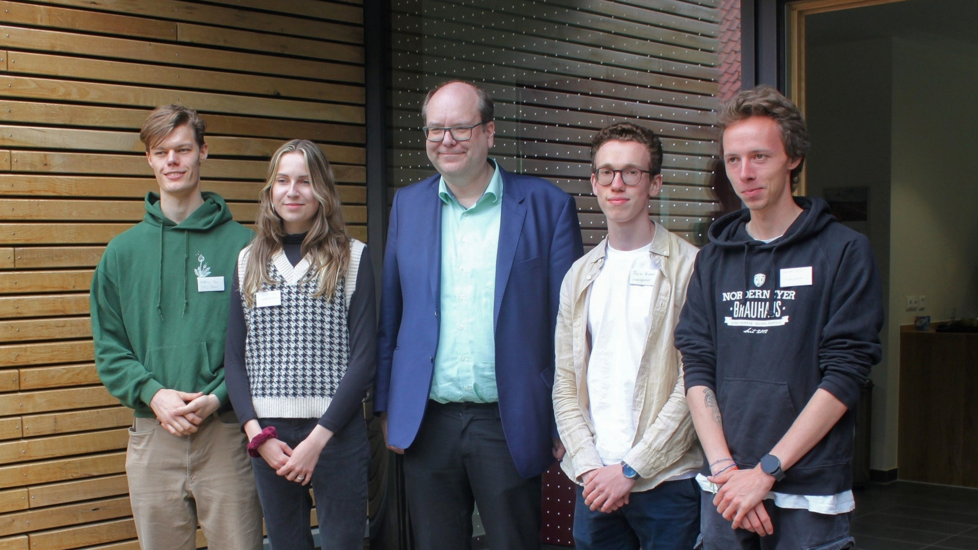 Landessprecher des Freiwilligen Ökologischen Jahres (FÖJ) Krimmer, Kühn und Stuck treffen Umweltminister Meyer (Bündis 90/Grüne).