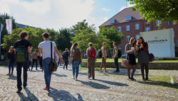 Studierende nach Ankunft des Busses