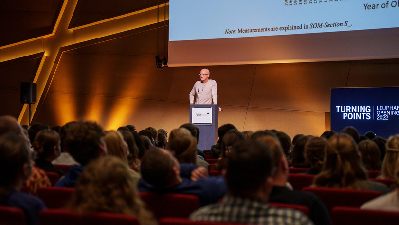 Christian Welzel hält auf der Bühne im Auditorium die Eröffnungsrede zur Opening Week 2022