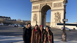 [Translate to Englisch:] Von links nach rechts sind zu sehen auf dem Foto: Jorinde Rieger (23), Cornelia Braun (22), Suki Chan Shuk Fong (23), Niki Ching Lai Ki (22). Die beiden Studentinnen von der Leuphana haben bei einem Projekt des Sprachenzentrums eine Paris-Reise gewonnen, die sie gemeinsam mit Studentinnen aus Hong Kong verbracht haben.