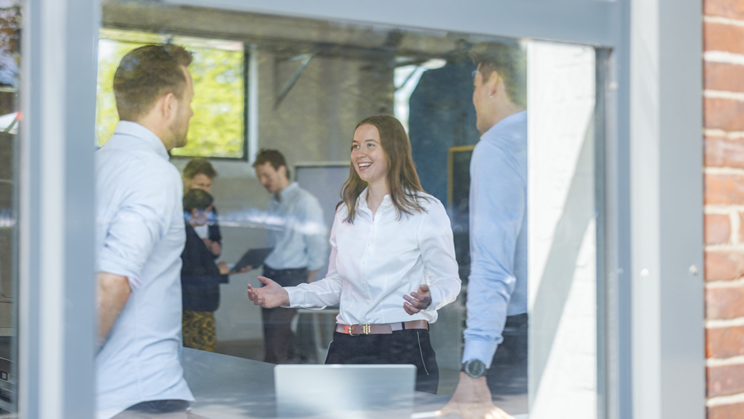 Katharina Matzke is speaking with a group in a production hall. Katharina Matzke is speaking with a group in a production hall.