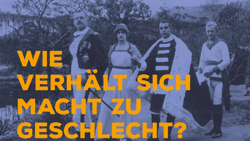 Postkarte: "Wie verhält sich Macht zu Geschlecht?". Hintergrund: . Schauspieler der Aufführung "Die Räuber" von Friedrich Schiller am 10.07.1917. 