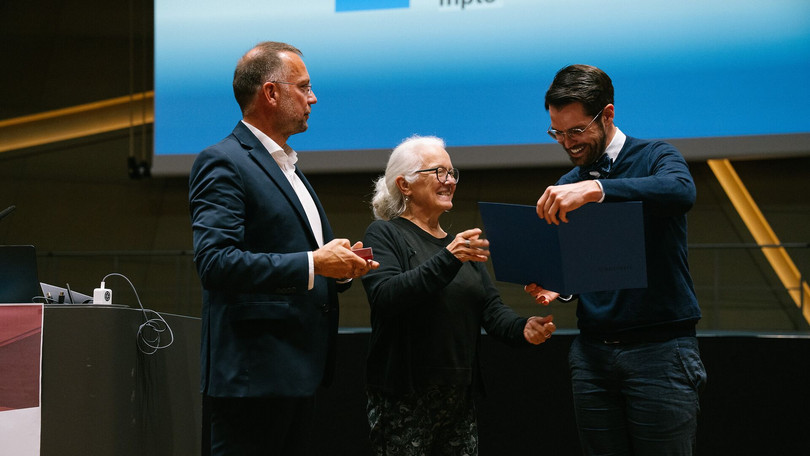 Prof. Dr. Matthias Schulz (Co-Präsident GAL e.V.) und Prof. Dr. Karin Birkner (Präsidentin GAL e.V.) verleihen Dr. Sam Schirm (Universität Bielefeld) den GAL-Förderpreis. Prof. Dr. Matthias Schulz (Co-Präsident GAL e.V.) und Prof. Dr. Karin Birkner (Präsidentin GAL e.V.) verleihen Dr. Sam Schirm (Universität Bielefeld) den GAL-Förderpreis.