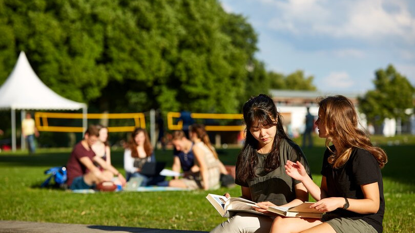 Studierende auf der Mensawiese